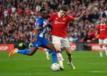 Danny Welbeck de Brighton & Hove Albion en action avec Victor Lindelof de Manchester United le 23 avril 2023