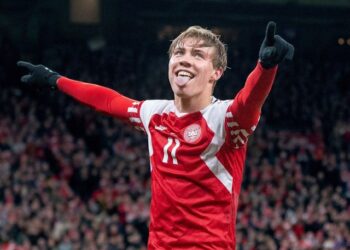 Le Danois Rasmus Hojlund célèbre son deuxième but le 23 mars 2023