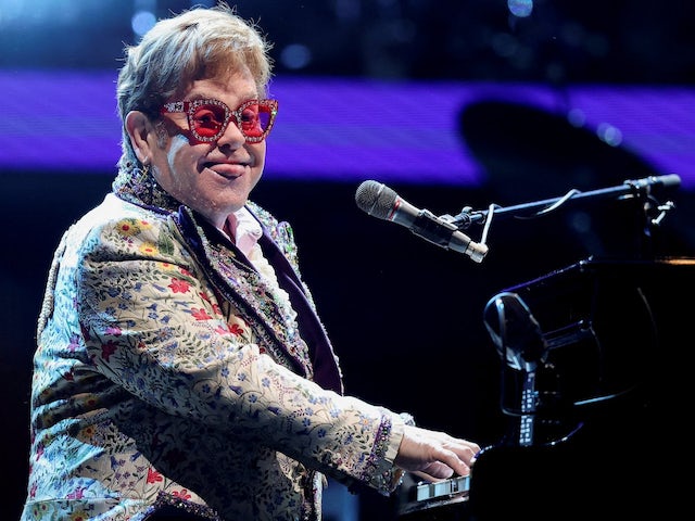 Elton John charme la foule avec sa langue le 20 janvier 2022