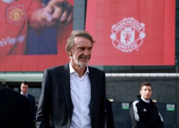 Le président d'Ineos, Jim Ratcliffe, est photographié à Old Trafford à Manchester, en Grande-Bretagne, le 17 mars 2023