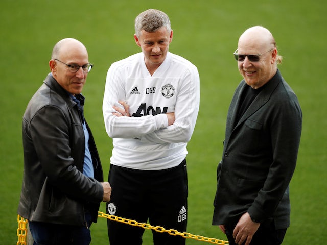 Le manager de Manchester United Ole Gunnar Solskjaer et les copropriétaires Joel Glazer et Avram Glazer en avril 2019