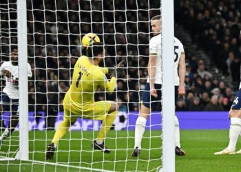 Hugo Lloris de Tottenham Hotspur marque un but contre son camp le 16 janvier 2023