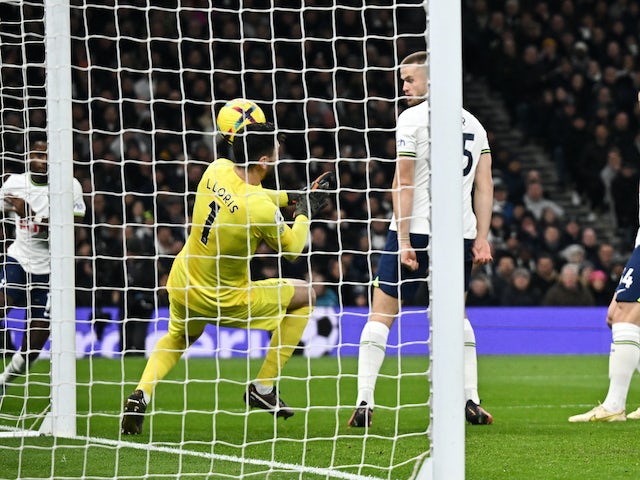 Hugo Lloris de Tottenham Hotspur marque un but contre son camp le 16 janvier 2023