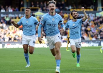 Jack Grealish de Manchester City célèbre son premier but avec Bernardo Silva et Rodri le 17 septembre 2022