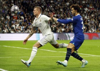 Toni Kroos du Real Madrid en action avec Joao Felix de Chelsea le 12 avril 2023