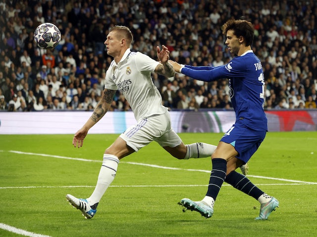 Toni Kroos du Real Madrid en action avec Joao Felix de Chelsea le 12 avril 2023