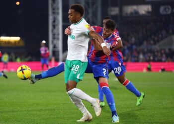 Joe Willock de Newcastle United en action avec Joel Ward de Crystal Palace le 21 janvier 2023