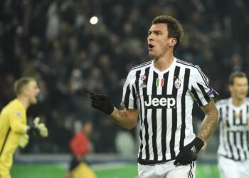 L'attaquant croate de la Juventus Mario Mandzukic célèbre après avoir marqué lors du match de football de l'UEFA Champions League entre la Juventus et Manchester City le 25 novembre 2015