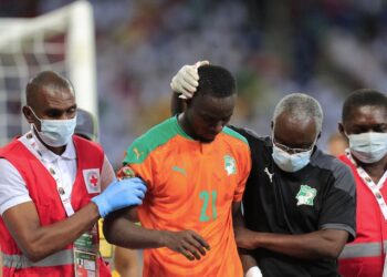 L'Ivoirien Eric Bailly reçoit des soins médicaux après avoir été blessé le 16 janvier 2022