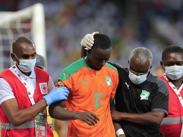 L'Ivoirien Eric Bailly reçoit des soins médicaux après avoir été blessé le 16 janvier 2022