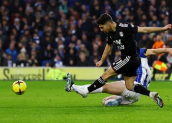 Fulham's Manor Solomon marque contre Brighton & Hove Albion le 18 février 2023