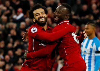 Naby Keita célèbre le but avec Mohamed Salah lors du match de Premier League entre Liverpool et Huddersfield Town le 26 avril 2019
