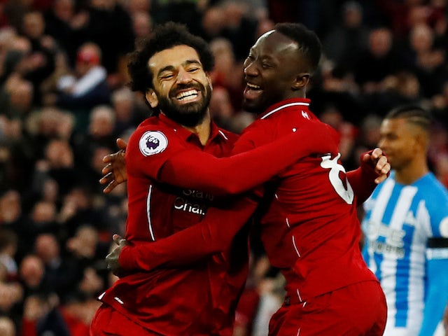 Naby Keita célèbre le but avec Mohamed Salah lors du match de Premier League entre Liverpool et Huddersfield Town le 26 avril 2019