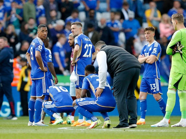 Les joueurs de Leicester City semblent découragés après avoir été relégués de la Premier League le 28 mai 2023