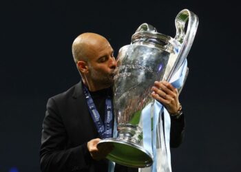 Le manager de Manchester City, Pep Guardiola, célèbre avec le trophée après avoir remporté la Ligue des champions le 10 juin 2023