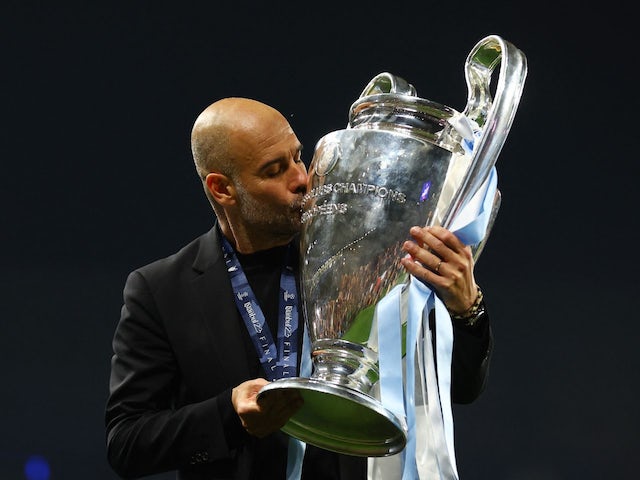 Le manager de Manchester City, Pep Guardiola, célèbre avec le trophée après avoir remporté la Ligue des champions le 10 juin 2023