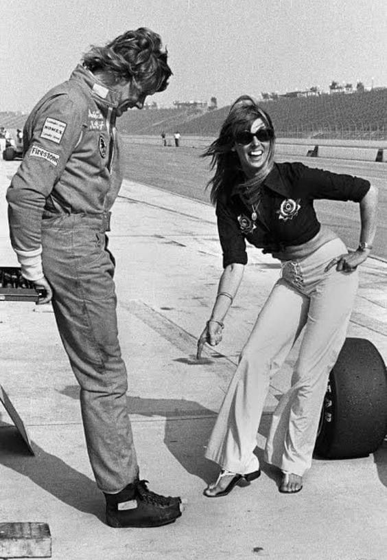 James Hunt avec ses chaussures coupées