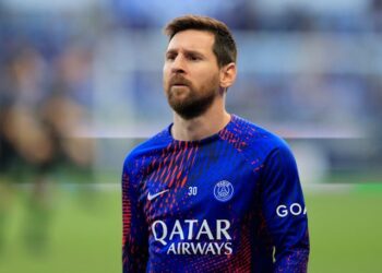 L'attaquant du Paris Saint-Germain Lionel Messi s'échauffe le 27 mai 2023