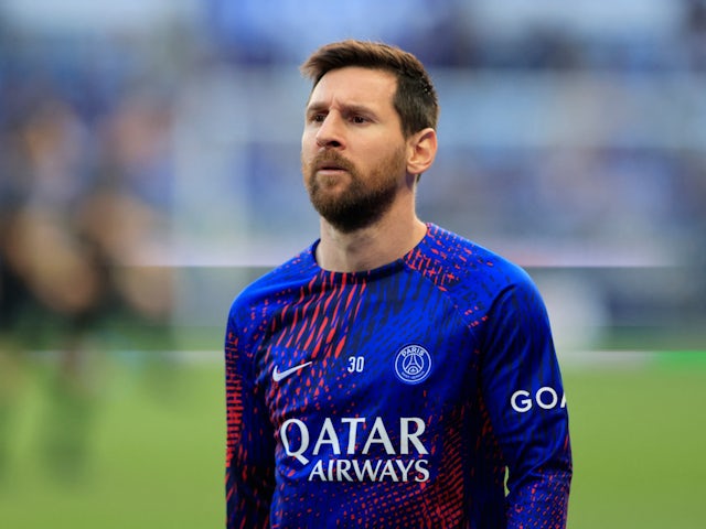 L'attaquant du Paris Saint-Germain Lionel Messi s'échauffe le 27 mai 2023