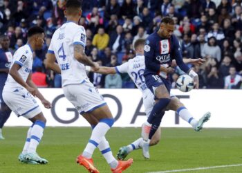 Les joueurs d'Auxerre autour de Neymar le 13 novembre 2022
