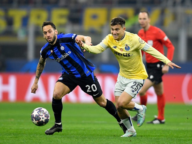 Hakan Calhanoglu de l'Inter Milan en action avec Otavio du FC Porto le 22 février 2023