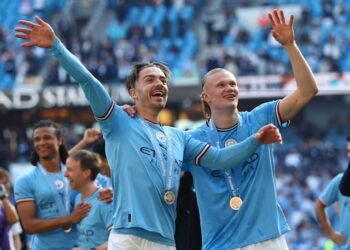 Jack Grealish et Erling Braut Haaland de Manchester City célèbrent après avoir remporté la Premier League le 21 mai 2023