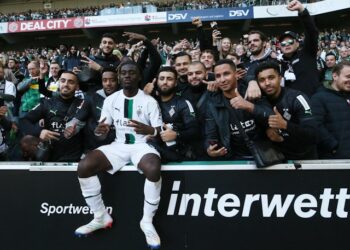 Kouadio Kone du Borussia Mönchengladbach célèbre avec les fans après le match d'octobre 2022