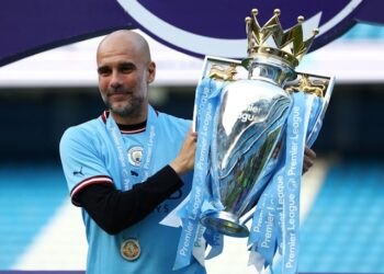 Le manager de Manchester City, Pep Guardiola, pose avec le trophée alors qu'il célèbre après avoir remporté la Premier League le 21 mai 2023