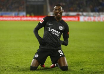 Randal Kolo Muani de l'Eintracht Francfort célèbre son premier but le 25 janvier 2023