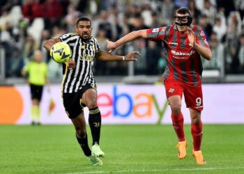 Gleison Bremer de la Juventus en action avec Daniel Ciofani de Cremonese le 14 mai 2023