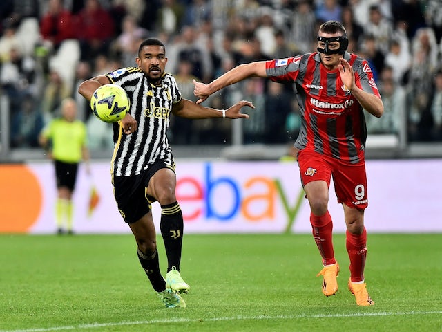 Gleison Bremer de la Juventus en action avec Daniel Ciofani de Cremonese le 14 mai 2023