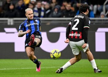 Federico Dimarco de l'Inter Milan en action avec Davide Calabria de l'AC Milan le 5 février 2023