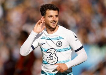 Mason Mount célèbre le but de Chelsea contre Aston Villa le 16 octobre 2022