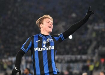 Rasmus Hojlund de l'Atalanta célèbre son deuxième but le 11 février 2023