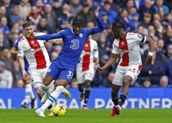 Noni Madueke de Chelsea en action avec Romeo Lavia de Southampton le 18 février 2023