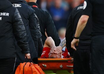 L'attaquant de Manchester United Antony quitte le terrain sur une civière contre Chelsea le 25 mai 2023