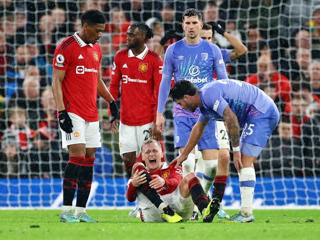 Donny van de Beek de Manchester United réagit après s'être blessé le 3 janvier 2023