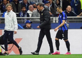 Henrikh Mkhitaryan de l'Inter Milan s'en va après s'être blessé le 13 mai 2023