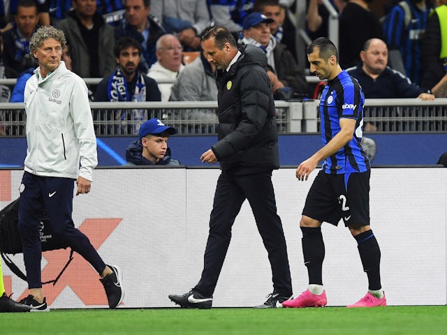 Henrikh Mkhitaryan de l'Inter Milan s'en va après s'être blessé le 13 mai 2023