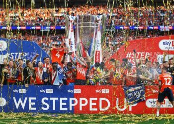 Vue générale d'une réplique géante du trophée alors que Sonny Bradley de Luton Town soulève le trophée avec l'équipe après avoir remporté la finale des éliminatoires du championnat le 27 mai 2023