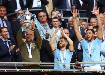 Le manager de Manchester City, Pep Guardiola, célèbre avec le trophée après avoir remporté la FA Cup le 3 juin 2023