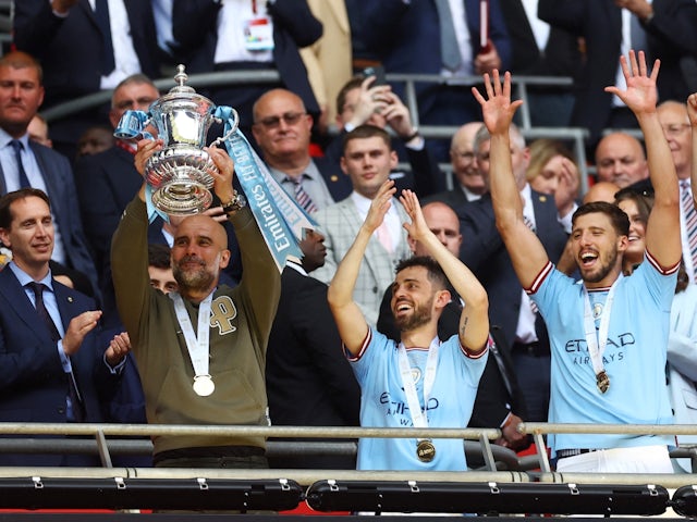Le manager de Manchester City, Pep Guardiola, célèbre avec le trophée après avoir remporté la FA Cup le 3 juin 2023