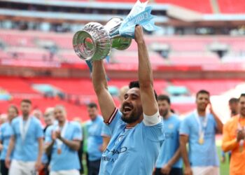 Ilkay Gundogan de Manchester City célèbre avec le trophée après avoir remporté la FA Cup le 3 juin 2023