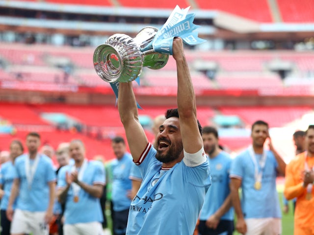 Ilkay Gundogan de Manchester City célèbre avec le trophée après avoir remporté la FA Cup le 3 juin 2023