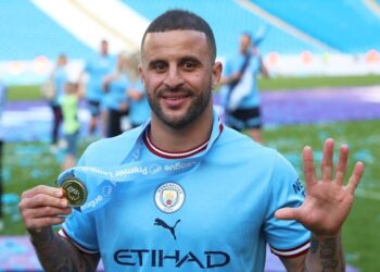 Kyle Walker de Manchester City célèbre après avoir remporté la Premier League le 21 mai 2023