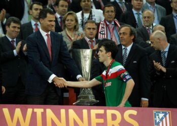 Le prince héritier espagnol Felipe serre la main du capitaine de l'Athletic Bilbao Andoni Iraola après la finale de la Ligue Europa le 9 mai 2012