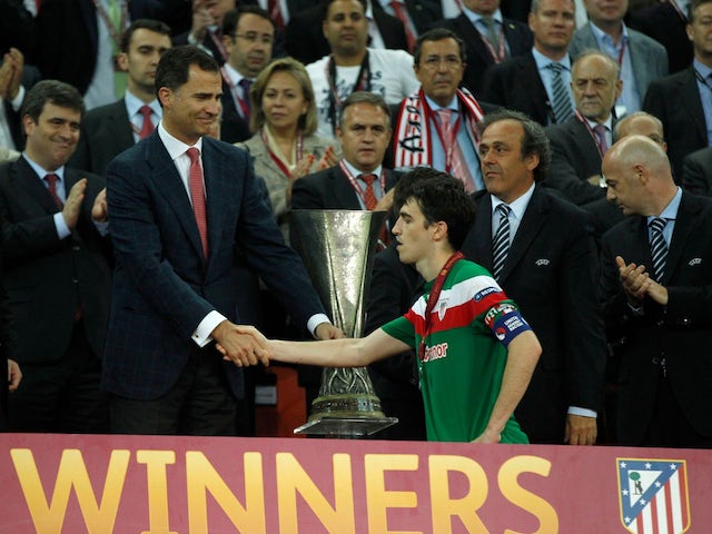 Le prince héritier espagnol Felipe serre la main du capitaine de l'Athletic Bilbao Andoni Iraola après la finale de la Ligue Europa le 9 mai 2012