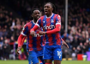 Eberechi Eze de Crystal Palace célèbre un but contre son camp marqué par Daniel Iversen de Leicester City le 1er avril 2023