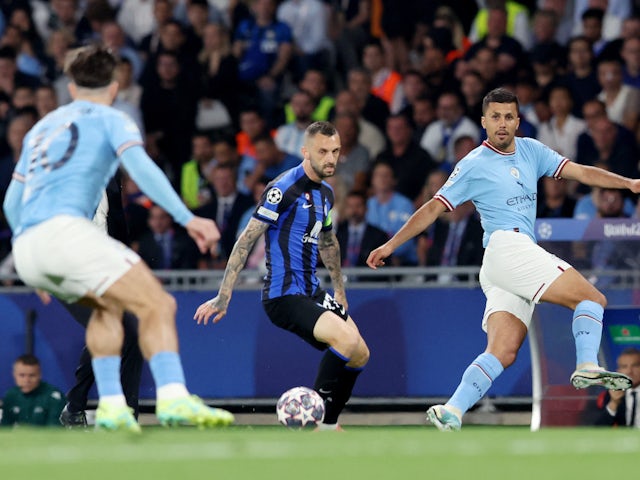 Marcelo Brozovic de l'Inter Milan en action avec Rodri de Manchester City le 10 juin 2023