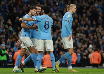 Ilkay Gundogan de Manchester City célèbre son deuxième but avec Ruben Dias, Aymeric Laporte et Erling Braut Haaland de Manchester City le 12 février 2023